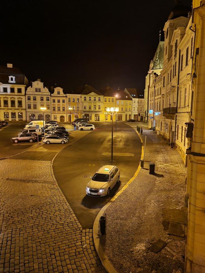 Velke Studio Na Velkem Namesti S Vybavenou Kuchyni Hradec Králové Exteriör bild